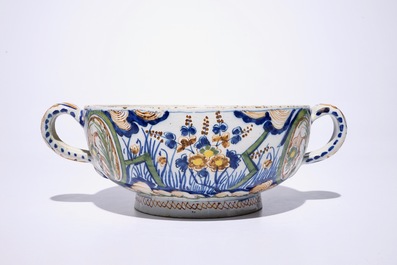 Une terrine en fa&iuml;ence de Delft polychrome &agrave; d&eacute;cor "Tonnerre", vers 1700
