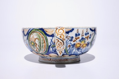 Une terrine en fa&iuml;ence de Delft polychrome &agrave; d&eacute;cor "Tonnerre", vers 1700