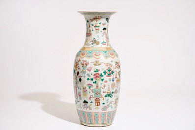 A Chinese famille rose vase with "100 antiquities" design, 19th C.