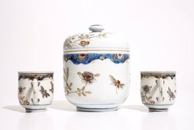 Une paire de tasses et soucoupes et une bo&icirc;te couverte en porcelaine de Chine, Qianlong