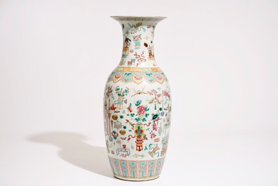 A Chinese famille rose vase with "100 antiquities" design, 19th C.
