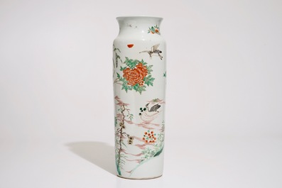 Un vase de forme rouleau en porcelaine de Chine wucai, 19&egrave;me