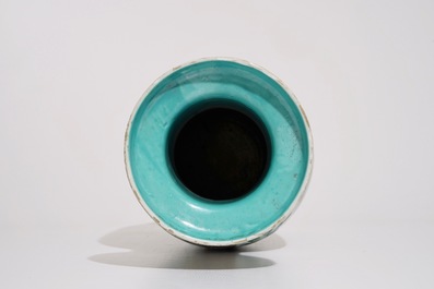 Un vase de forme rouleau en porcelaine de Chine famille verte, 19&egrave;me