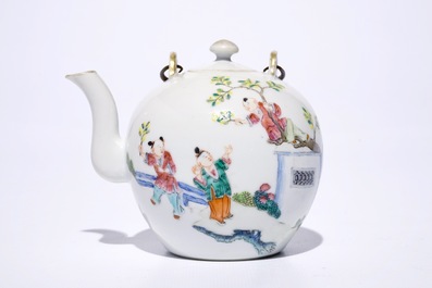 Une th&eacute;i&egrave;re en porcelaine de Chine famille rose &agrave; d&eacute;cor de gar&ccedil;ons jouants, 19&egrave;me