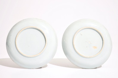 Une paire de tasses et soucoupes et une bo&icirc;te couverte en porcelaine de Chine, Qianlong
