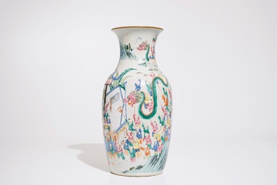 Un vase en porcelaine de Chinese famille rose &agrave; d&eacute;cor "Cent gar&ccedil;ons", 19&egrave;me