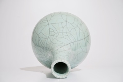Een Chinese flesvormige vaas met celadon craquel&eacute; glazuur, 20e eeuw