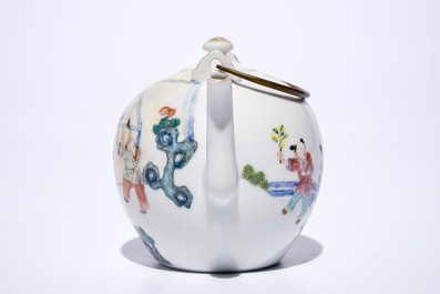 Une th&eacute;i&egrave;re en porcelaine de Chine famille rose &agrave; d&eacute;cor de gar&ccedil;ons jouants, 19&egrave;me