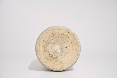 Un vase de forme rouleau en porcelaine de Chine wucai, 19&egrave;me