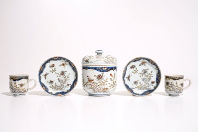 Une paire de tasses et soucoupes et une bo&icirc;te couverte en porcelaine de Chine, Qianlong