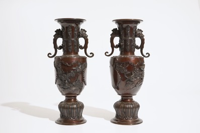 Een paar Japanse bronzen vazen met reli&euml;fdecor, Meiji, 19e eeuw