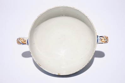 Une terrine en fa&iuml;ence de Delft polychrome &agrave; d&eacute;cor "Tonnerre", vers 1700