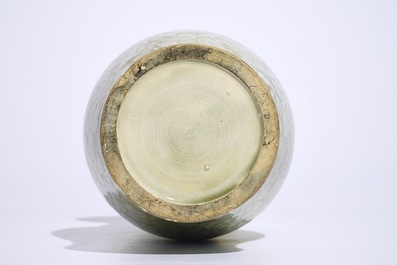 Th&eacute;odore DECK (1823-1891), attr. &agrave;, un vase chinoiserie c&eacute;ladon de forme yenyen, France, 19&egrave;me