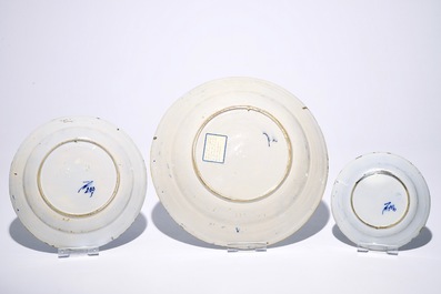 Quatre plats et deux assiettes en fa&iuml;ence de Delft bleu et blanc "Queue de paon", 18&egrave;me