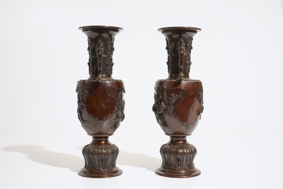 Een paar Japanse bronzen vazen met reli&euml;fdecor, Meiji, 19e eeuw