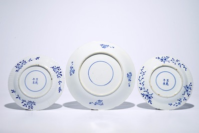 A pair of blue and white Chinese dragon plates and a charger with flower basket, 19th C.