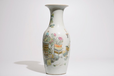 A Chinese qianjiang cai vase with "100 antiquities" design, 19/20th C.