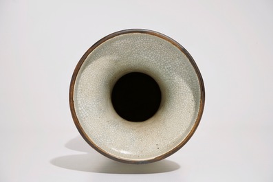 A Chinese Nanking blue and white on crackle ground vase, 19th C.