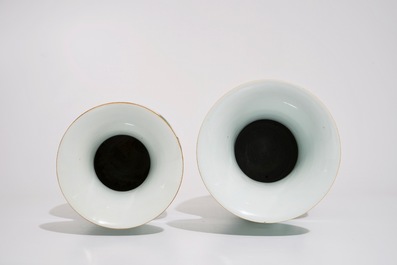 Deux vases en porcelaine de Chine famille rose &agrave; calligraphie, 19/20&egrave;me