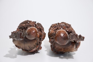 Een paar grote Chinese houten figuren van onsterfelijken, 19/20e eeuw