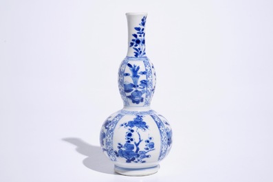 Un vase de forme double gourde en porcelaine de Chine bleu et blanc, Kangxi