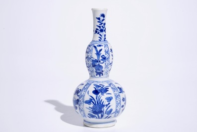 Un vase de forme double gourde en porcelaine de Chine bleu et blanc, Kangxi