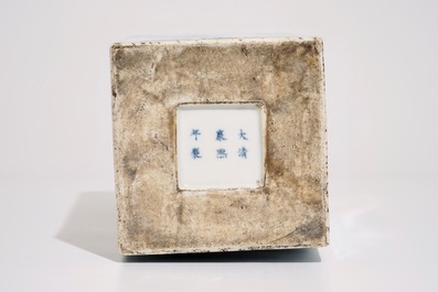 Een blauw-witte vierkante Chinese vaas, Kangxi merk, 19/20e eeuw