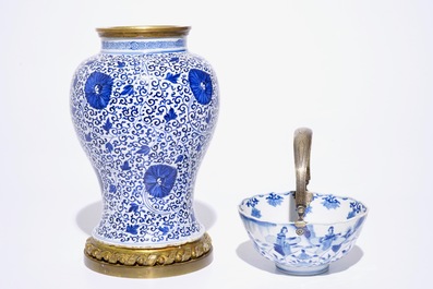 Un bol et un vase en porcelaine de Chine bleu et blanc, le bol marque et &eacute;poque de Kangxi