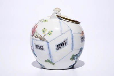 Une th&eacute;i&egrave;re en porcelaine de Chine famille rose &agrave; d&eacute;cor de gar&ccedil;ons jouants, 19&egrave;me