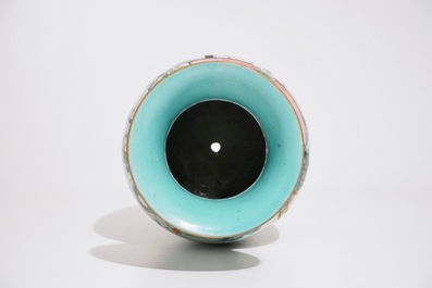Un vase en porcelaine de Chinese famille rose &agrave; d&eacute;cor "Cent gar&ccedil;ons", 19&egrave;me
