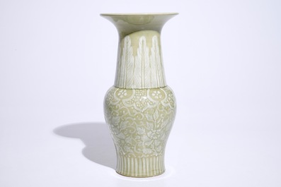 Th&eacute;odore DECK (1823-1891), attr. &agrave;, un vase chinoiserie c&eacute;ladon de forme yenyen, France, 19&egrave;me