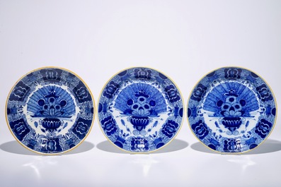 Quatre plats et deux assiettes en fa&iuml;ence de Delft bleu et blanc "Queue de paon", 18&egrave;me
