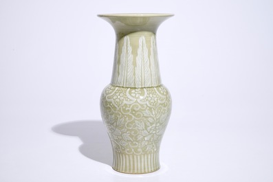 Th&eacute;odore DECK (1823-1891), attr. &agrave;, un vase chinoiserie c&eacute;ladon de forme yenyen, France, 19&egrave;me