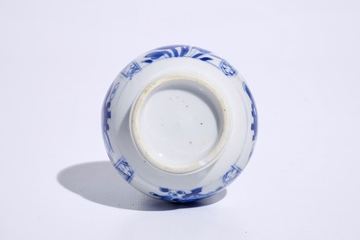 Un vase de forme double gourde en porcelaine de Chine bleu et blanc, Kangxi