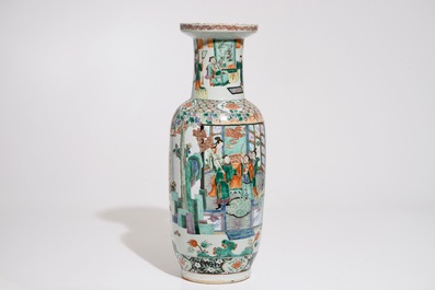 Un vase de forme rouleau en porcelaine de Chine famille verte, 19&egrave;me