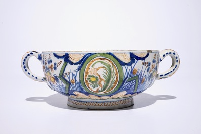 Une terrine en fa&iuml;ence de Delft polychrome &agrave; d&eacute;cor "Tonnerre", vers 1700