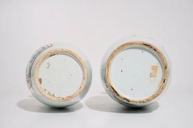 Deux vases en porcelaine de Chine famille rose &agrave; calligraphie, 19/20&egrave;me