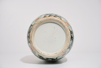 Un vase de forme rouleau en porcelaine de Chine famille verte, 19&egrave;me