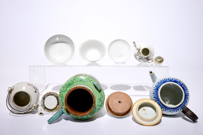 Un lot vari&eacute; en porcelaine de Chine famille rose, Yixing et qianjiang cai, 18/20&egrave;me