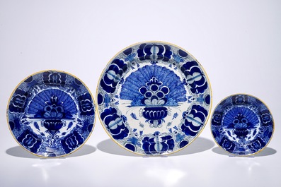 Quatre plats et deux assiettes en fa&iuml;ence de Delft bleu et blanc "Queue de paon", 18&egrave;me