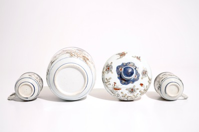 Une paire de tasses et soucoupes et une bo&icirc;te couverte en porcelaine de Chine, Qianlong