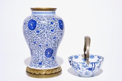 Un bol et un vase en porcelaine de Chine bleu et blanc, le bol marque et &eacute;poque de Kangxi