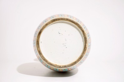 A Chinese famille rose vase with "100 antiquities" design, 19th C.
