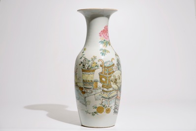 A Chinese qianjiang cai vase with "100 antiquities" design, 19/20th C.