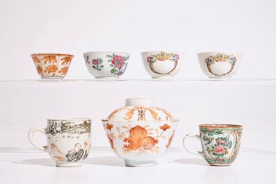 Een gevarieerd lot Chinese famille rose en ijzerrode koppen en schotels, 18/19e eeuw