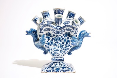 Une tulipi&egrave;re en fa&iuml;ence de Delft bleu et blanc aux cupidons, vers 1700