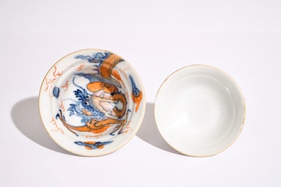 Une tasse couverte et soucoupe en porcelaine de Chine de style Imari, Kangxi