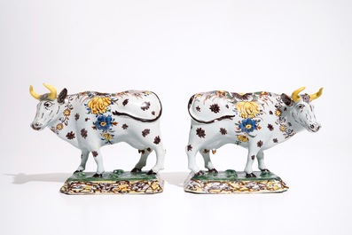 Une paire de grands mod&egrave;les de vaches en fa&iuml;ence de Delft polychrome, 18&egrave;me