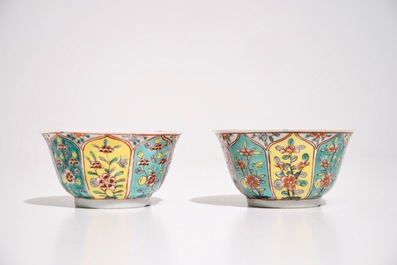 Een paar Chinese famille verte koppen en schotels met florale vlakverdeling, Kangxi