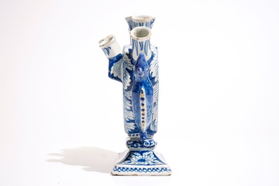 Une grande tulipi&egrave;re en forme de coeur en fa&iuml;ence de Delft bleu et blanc aux anses en forme de l&eacute;zards, 18&egrave;me